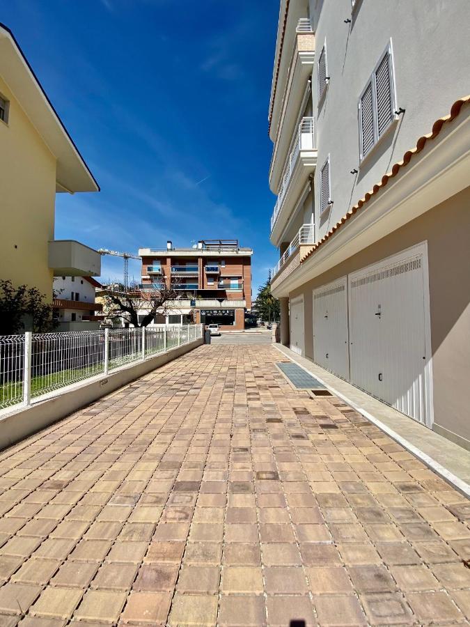 אלבה אדריאטיקה Appartamento Al Mare Con Giardino, Spiaggia E Piscina מראה חיצוני תמונה