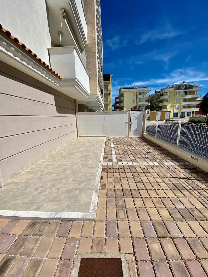 אלבה אדריאטיקה Appartamento Al Mare Con Giardino, Spiaggia E Piscina מראה חיצוני תמונה