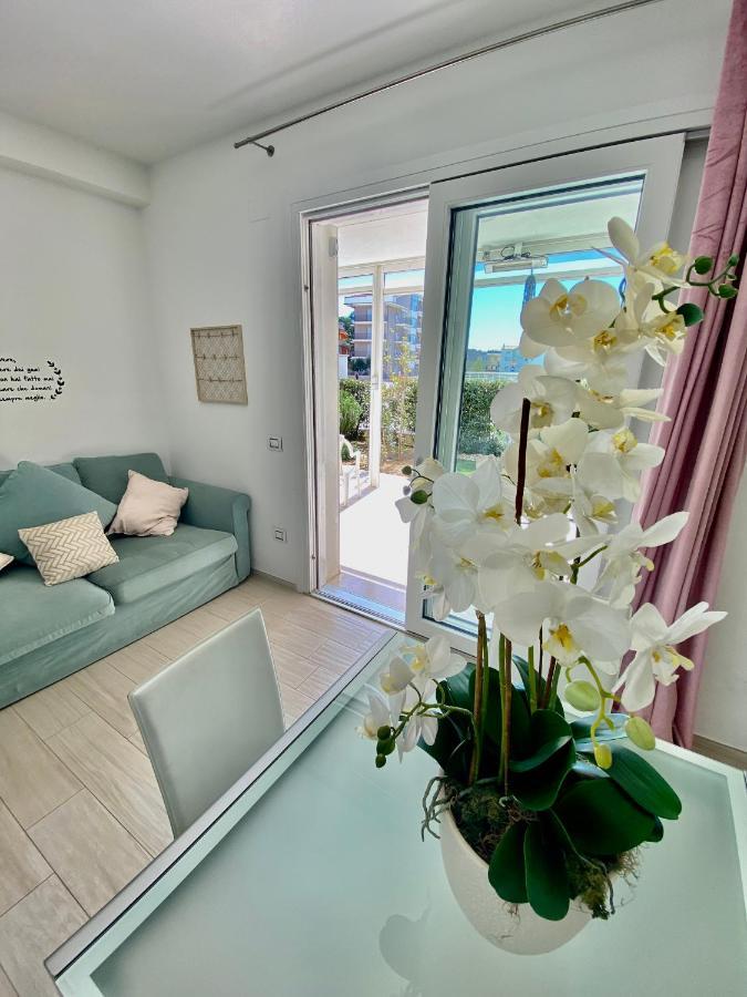 אלבה אדריאטיקה Appartamento Al Mare Con Giardino, Spiaggia E Piscina מראה חיצוני תמונה